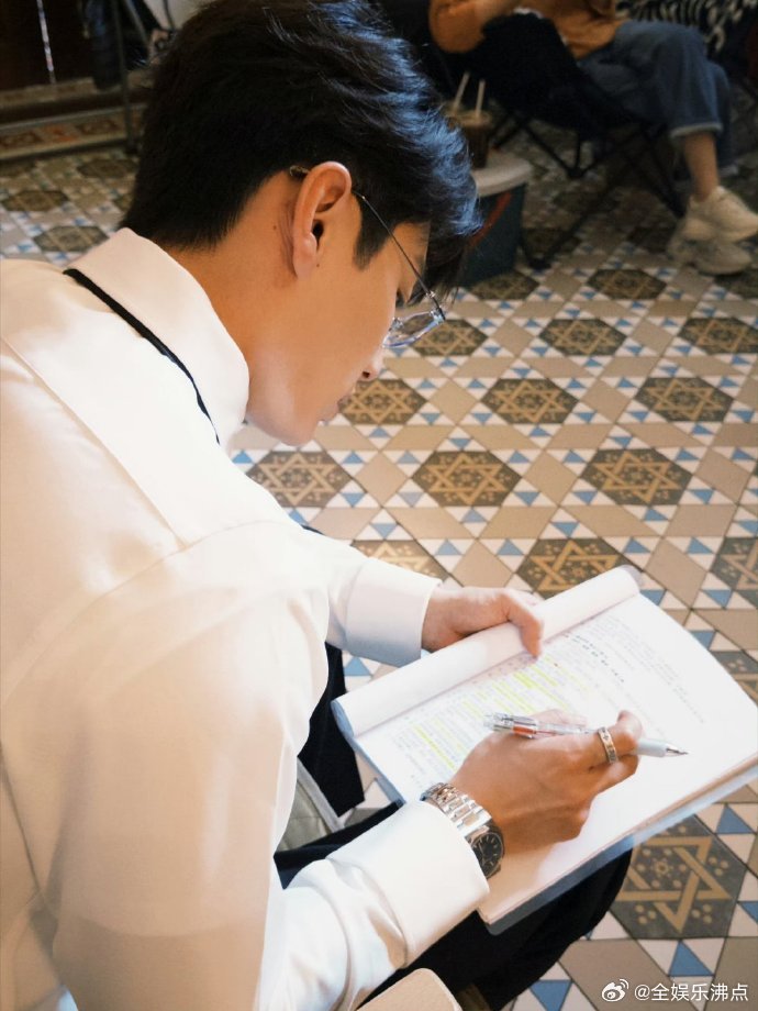 代旭live图代旭晒轧戏片场碎片代旭宠粉天花板！晒轧戏片场碎片，live 图每一