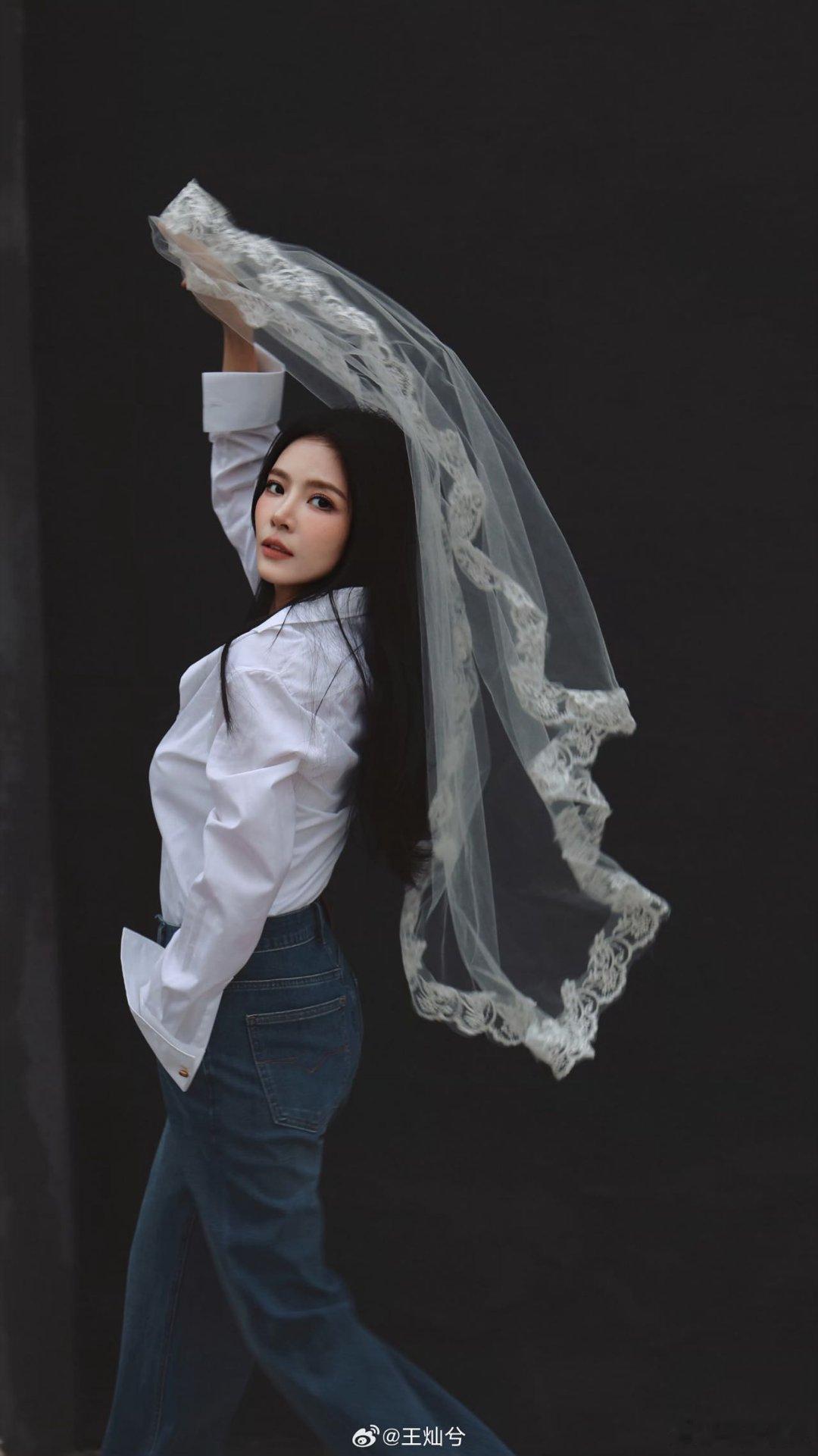 王灿这么美的吗 王灿状态封神！酒红抹胸裙配红玫瑰发饰，又媚又贵，红唇猫眼妆冷艳撩