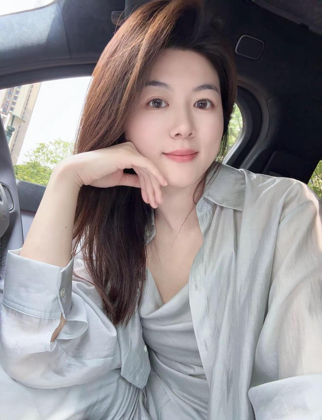 🩵🩶🤍算了吧 今天就先这样过～ ootd穿搭 日常穿搭自由 车上ootd 