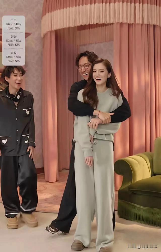 笑不活了，吴千语这豪门带货一姐的剧本，简直是把割韭菜玩出花了！
顶着百亿富太的