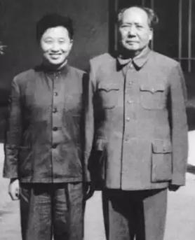 1976年9月8日，毛主席病危，他吃力的写下三道横杠，又敲了三下木床，陪护人员猜