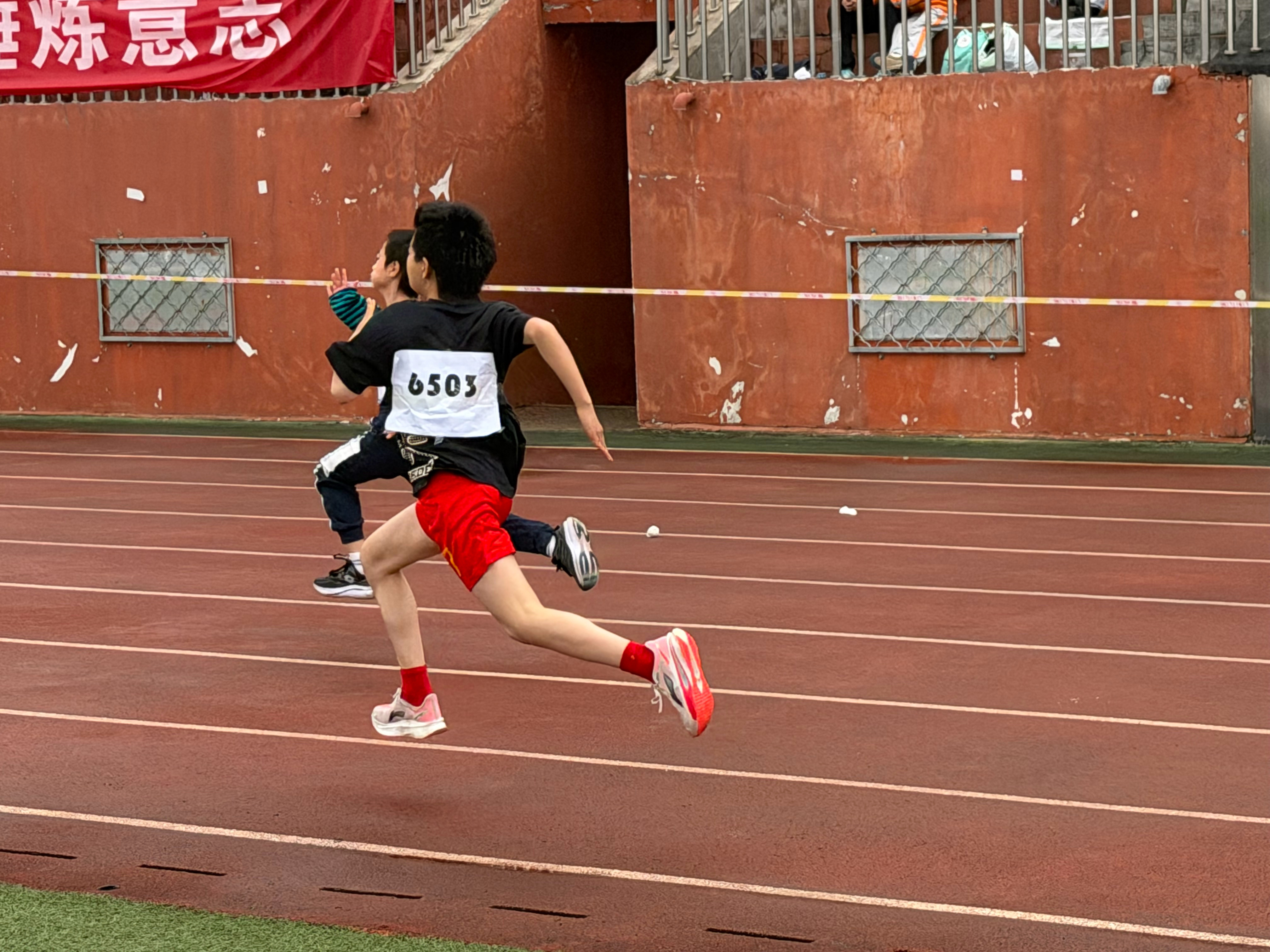 老大拿回校运会男子100米金牌，老二60米铜牌，第一次站上领奖台。听到老大的成绩