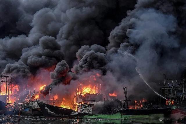 头条   军事

【最新！】德黑兰北部再传剧烈爆炸，现场浓烟滚滚！

·军事榜，