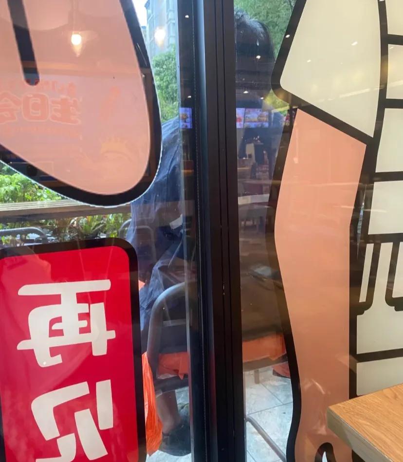 我想，她比任何人都希望雨停啊今天的雨实在是太急了
骑车赶快到附近的肯德基躲一躲在