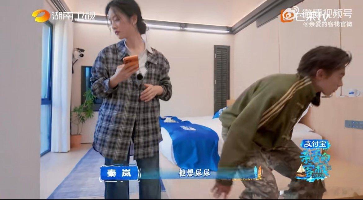 秦岚沈月接力带娃 沈月陪玩累到快顶不住，秦岚立刻暖心接手，细心照顾宝宝超有安全感