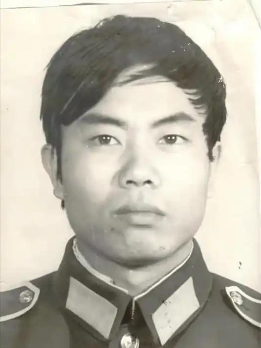 1987年，一缉毒警以回族老板身份打入毒贩内部，谁料吃饭时，毒贩突然夹起一块猪肉