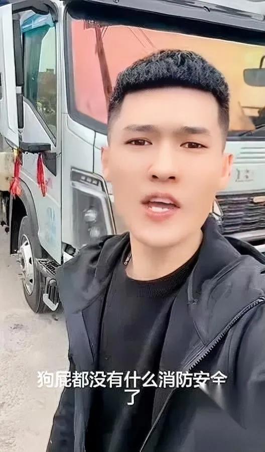 00后司机狠起来有多绝？

压运费？直接让厂子关门

00后司机小李跑货运时，被