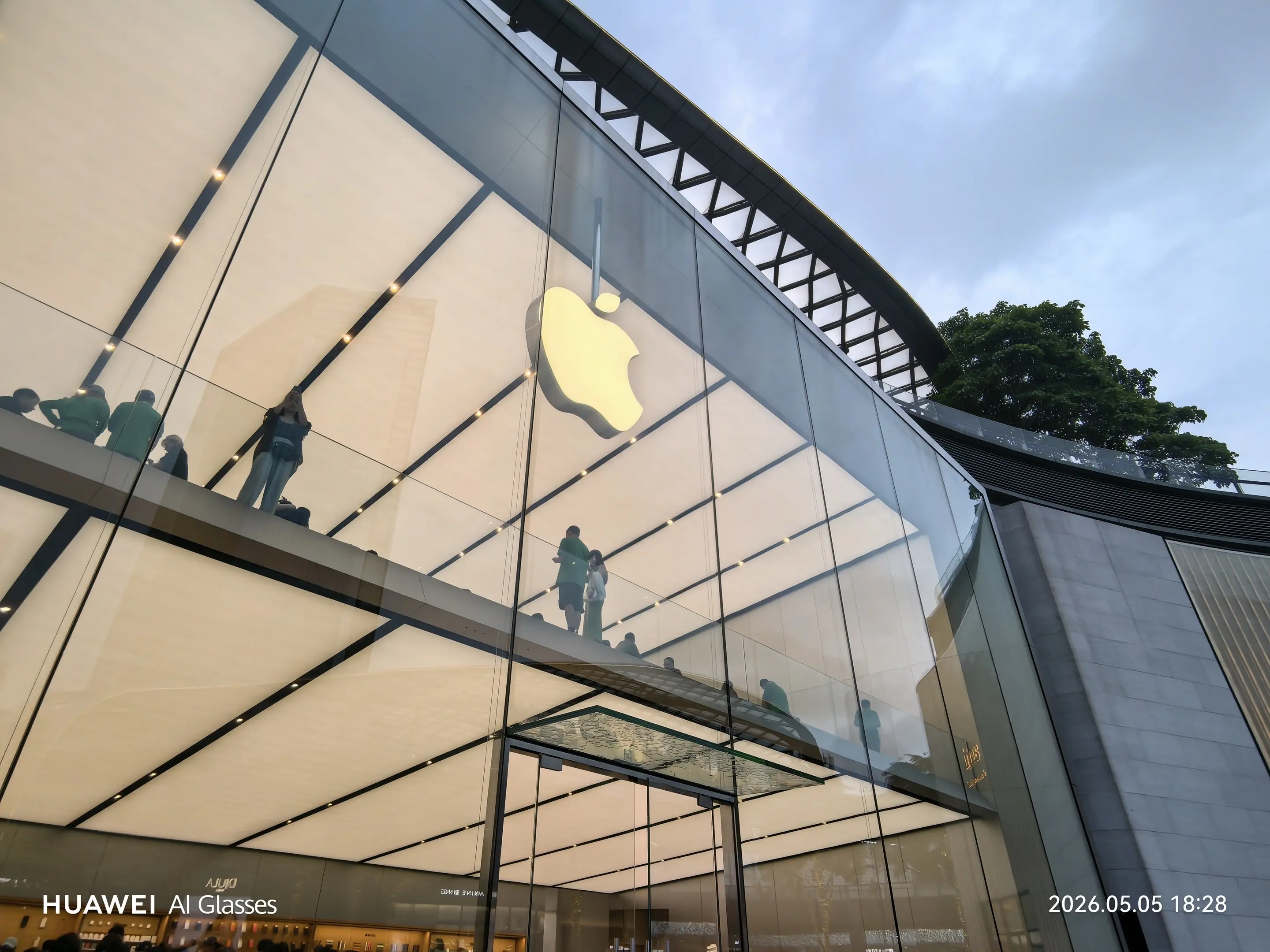 戴着华为眼镜拍Apple.