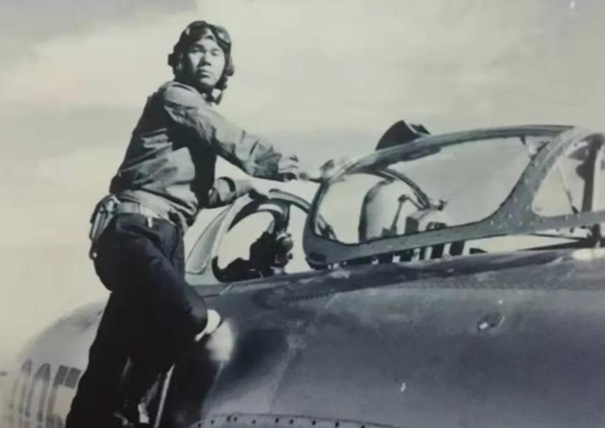 1971年，我国投掷第一颗实战氢弹，然而，当飞行员杨国祥按下投掷按钮时，氢弹竟然
