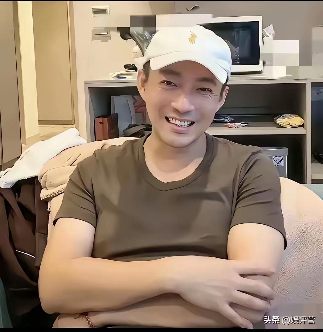 建国直播间说汪小菲，大家不要带他玩，一个对母亲不好的人不值得帮。湾湾有些人对他并