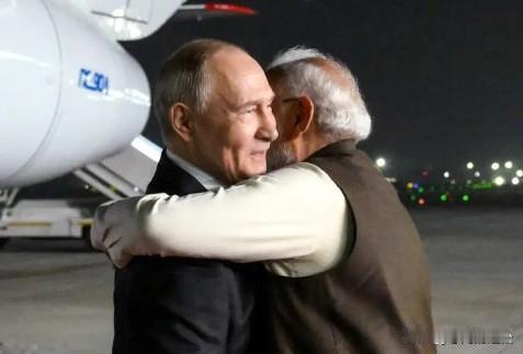 美国紧盯普京访印，莫迪又让美国看了一出好戏！亲自接机，看见普京后上前就是一个大拥