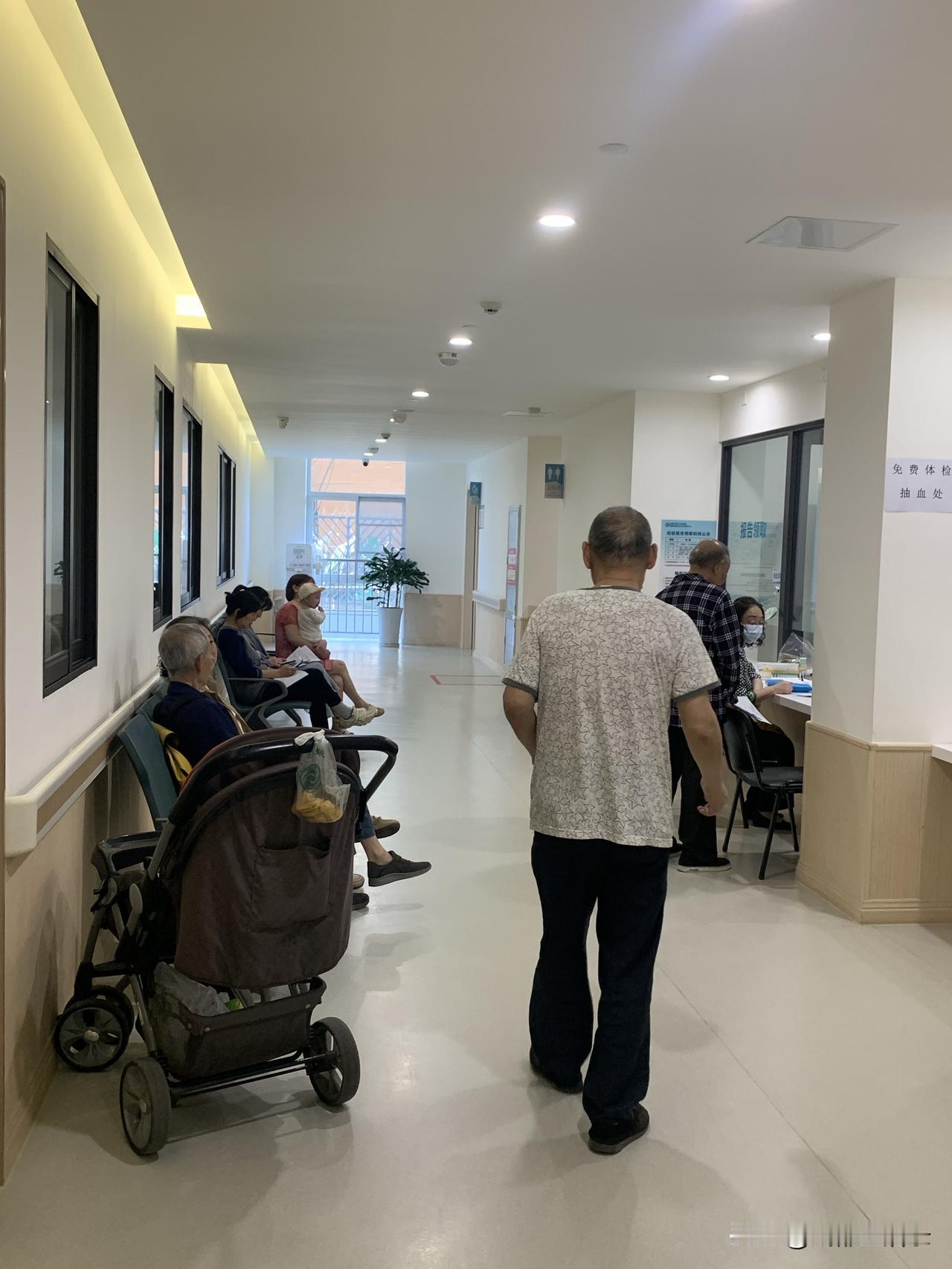 社区医院看病也要排队了。印象中，社区医院人少，去了很快就可以看到医生。因遗传原因