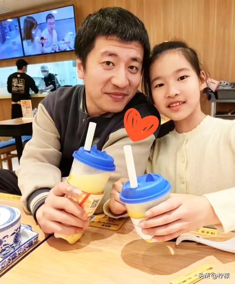 张雪峰的女儿，
名叫张姩菡，
这名字里藏着张雪峰和妻子李丽婧对她的满满期待。她2