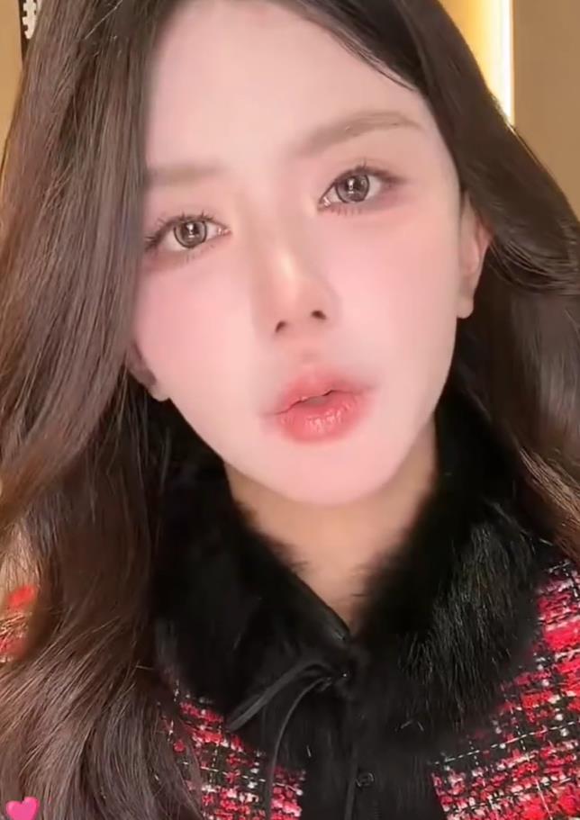 韩安冉女儿被保姆带回老家过年 结婚博主 韩安冉直播说自己的小女儿优米被朱阿姨带回