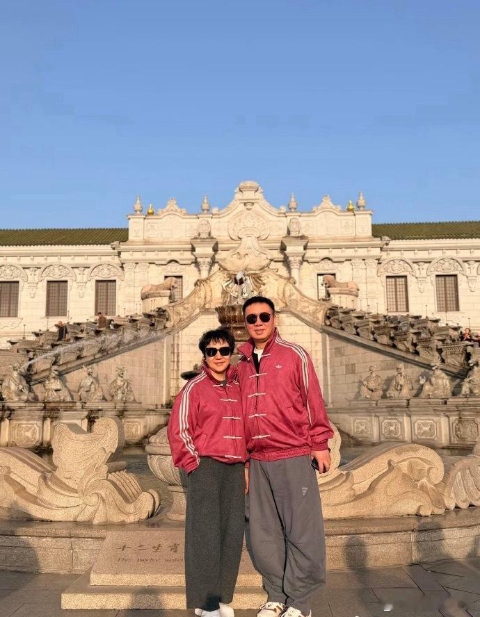 李现×杨紫父母同款外套，童颜夫妇又有售后了🍬李现和杨紫父母穿同款外套