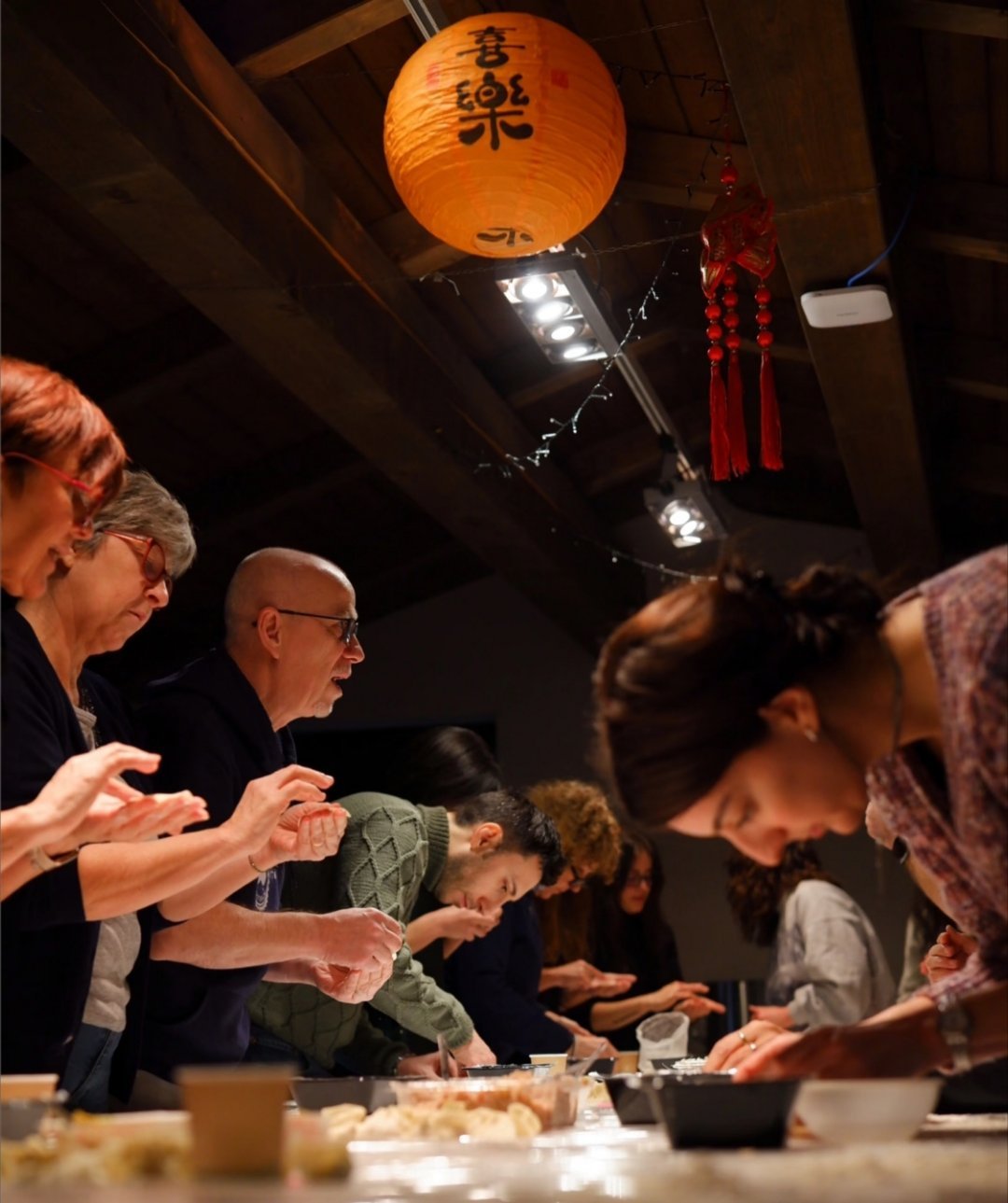 春节就是要团圆！中美家庭北京相聚，一起感受中国年的烟火气。吃美食、逛古迹，文化不