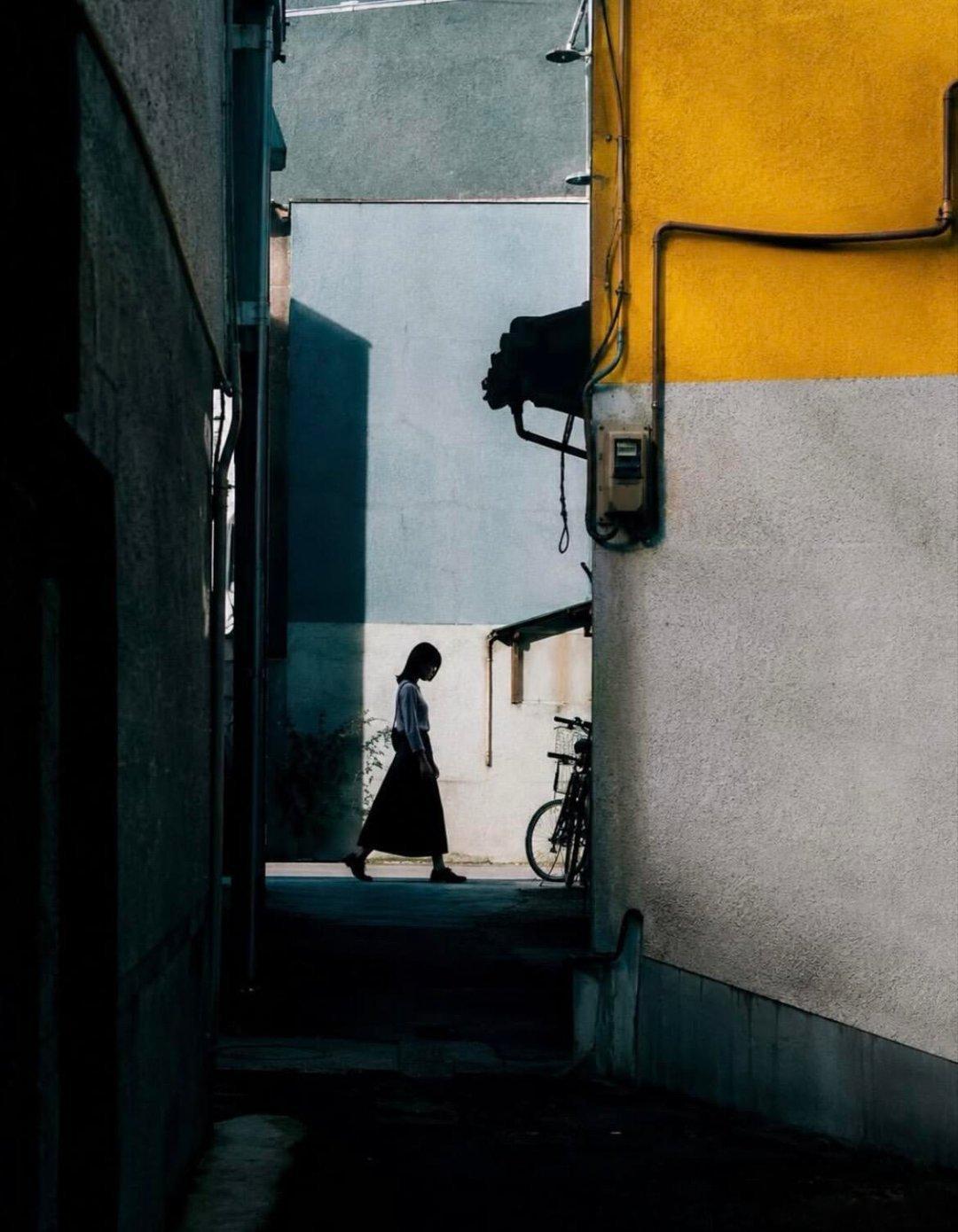 低饱和度的青绿色滤镜，画面自带胶片颗粒感，营造出一种复古、冷静又温柔的氛围📷K