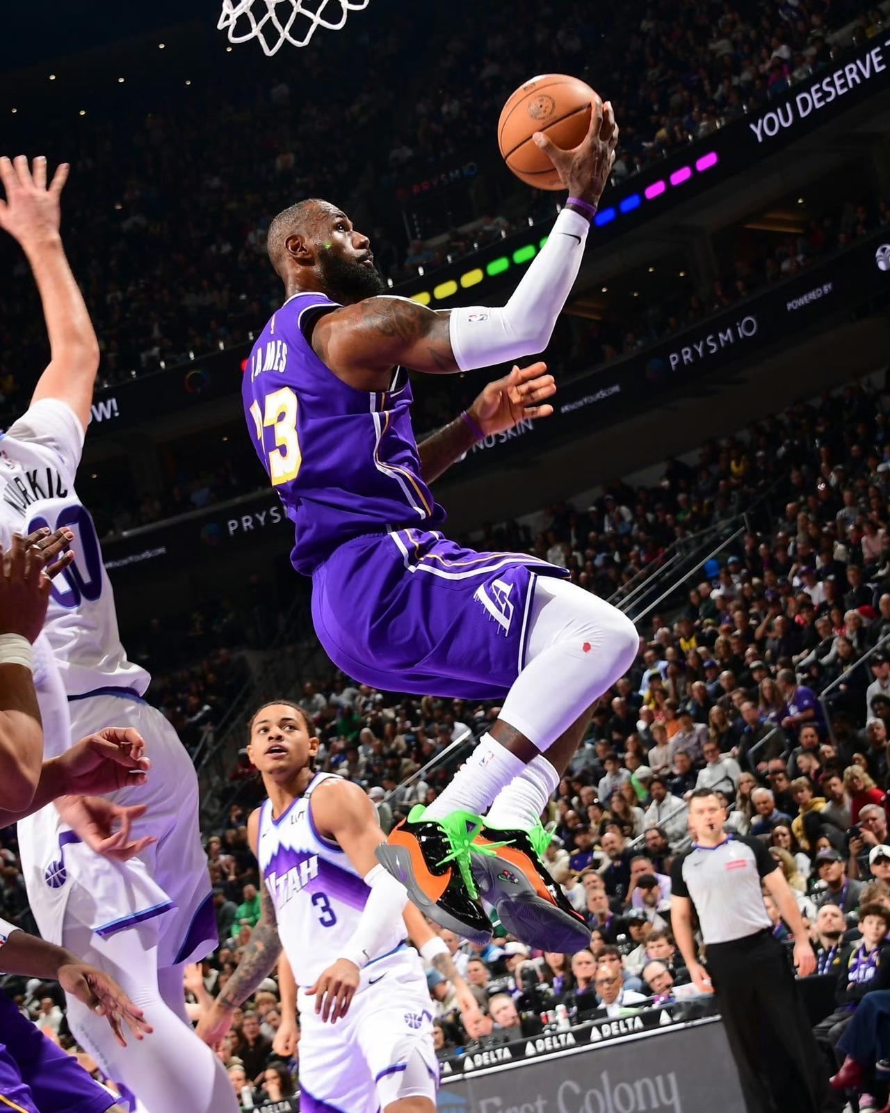 詹姆斯数据杀疯了！

老詹从15分到22分，命中率暴涨30%！
这不是复出，这是