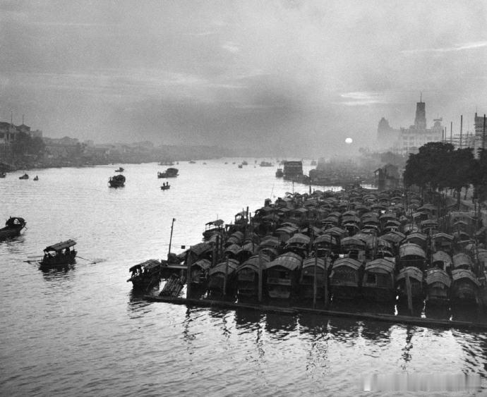 1955年广州珠江上的疍家人，摄影：菲利普·夏博尼耶 