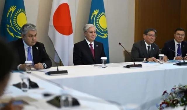 第一，日本这回彻底傻眼了！兴冲冲拉着中亚五国反华，刚签完稀土大单，才发现东西根本