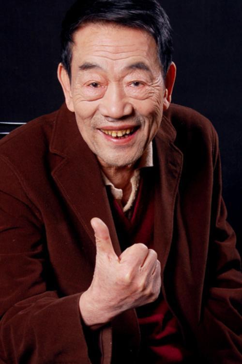 一次，主持人问杨少华:“你以前日子过得那么紧巴，怎么还有勇气生四个儿子呢？”听闻