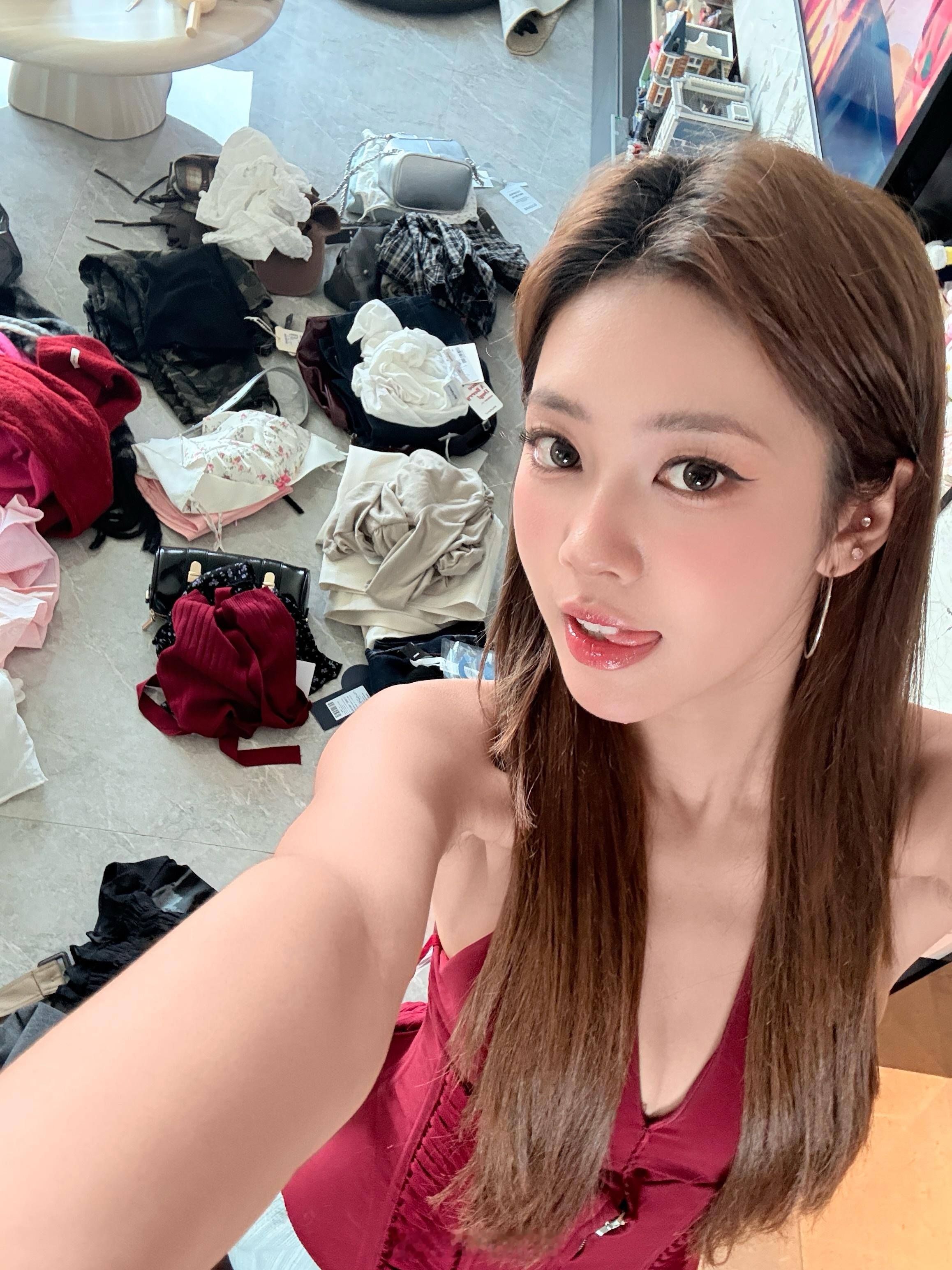 今晚七点半在🫘啵啵给你们抽闲置衣服！这会已经在家里搭配了大概准备了50套的样子