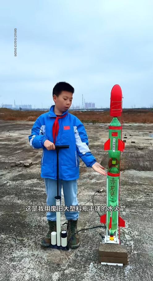 “少年强则国强！”近日，一网友发布小学生发射自制水火箭的视频。该火箭由废弃的塑料