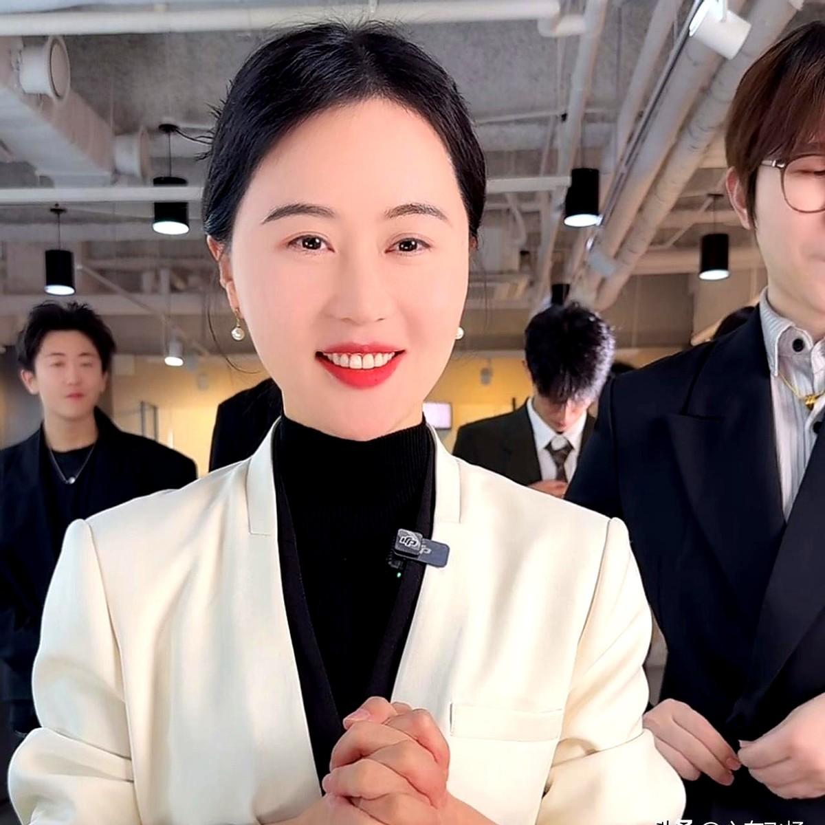 直播间7000人，她还在喊小烨总。

上午气垫翻车，下午人数掉七成，相宜博士把神