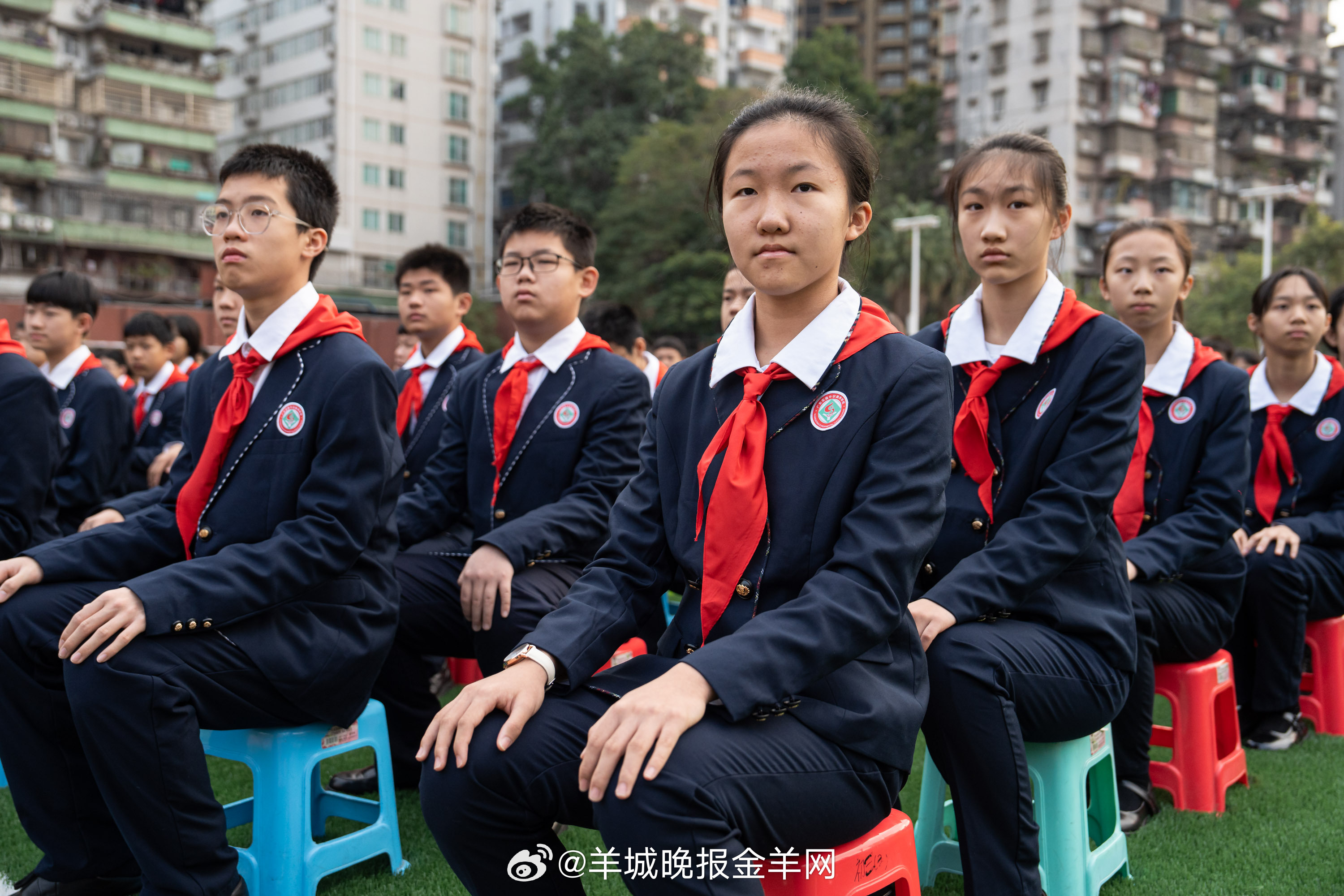 【#广东：不得以任何方式强制购买校服#】近日，广东省教育厅等五部门联合发布《关于