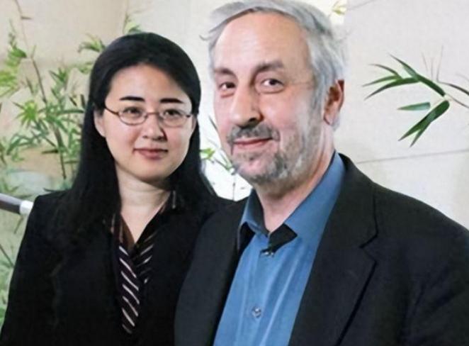 1999年，28岁的北大才女田晓菲，不顾父母强烈反对，执意要嫁给53岁的美国导师