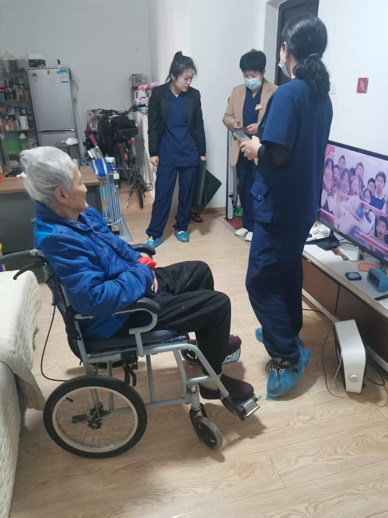 《国家没有忘记这些做出贡献的老工人》
昨天和今天都有社区安排的服务人员上门为我8