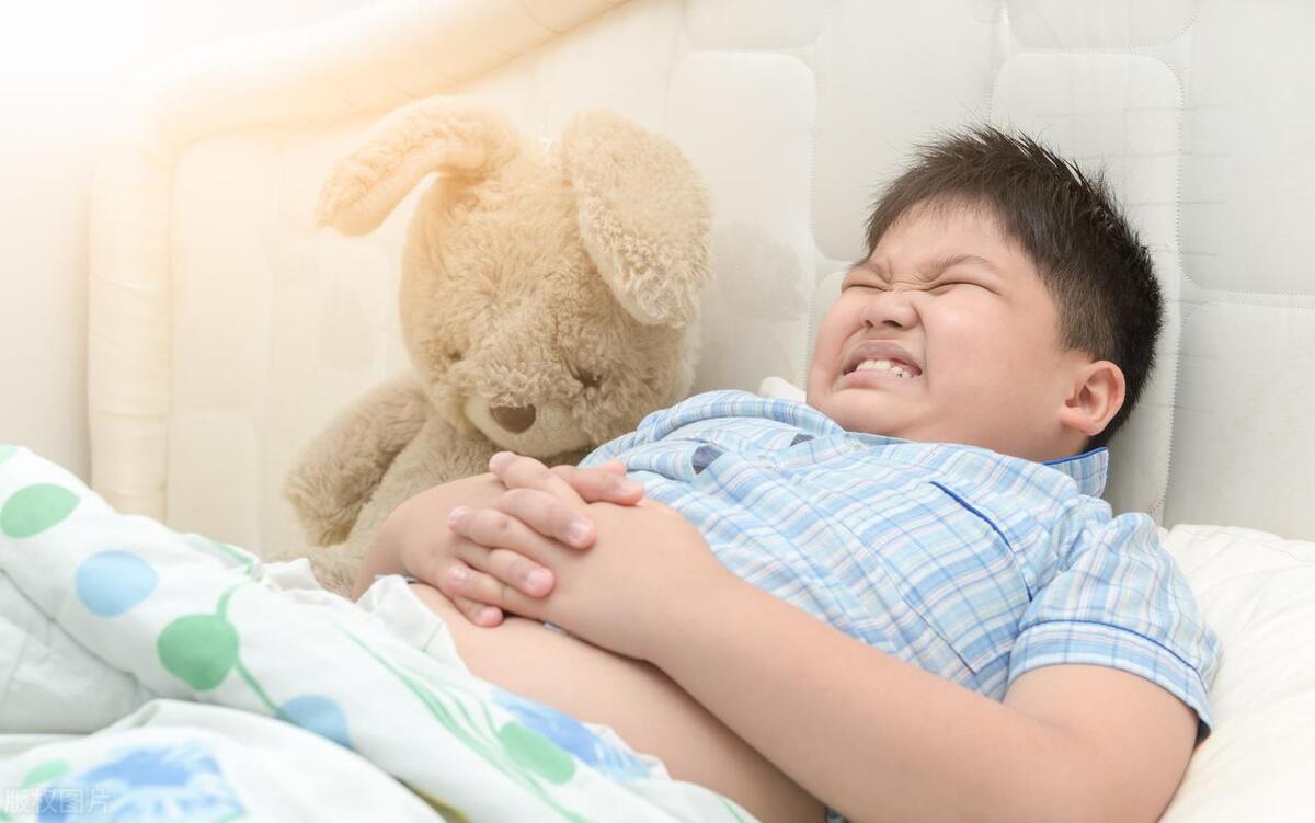 小男孩肚子疼，别只知道胃肠痉挛，要小心这个病 

小男孩肚子疼，尤其是下腹部这种