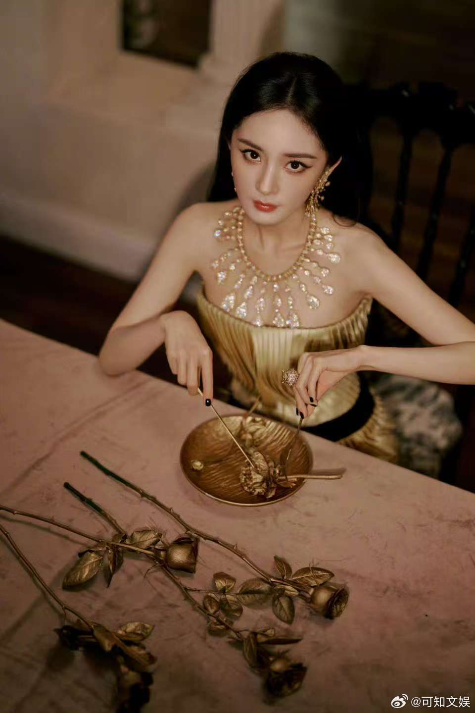 杨幂vogue第二套look杨幂香槟玫瑰杨幂vogue盛典第二套，香槟玫瑰，[嘻