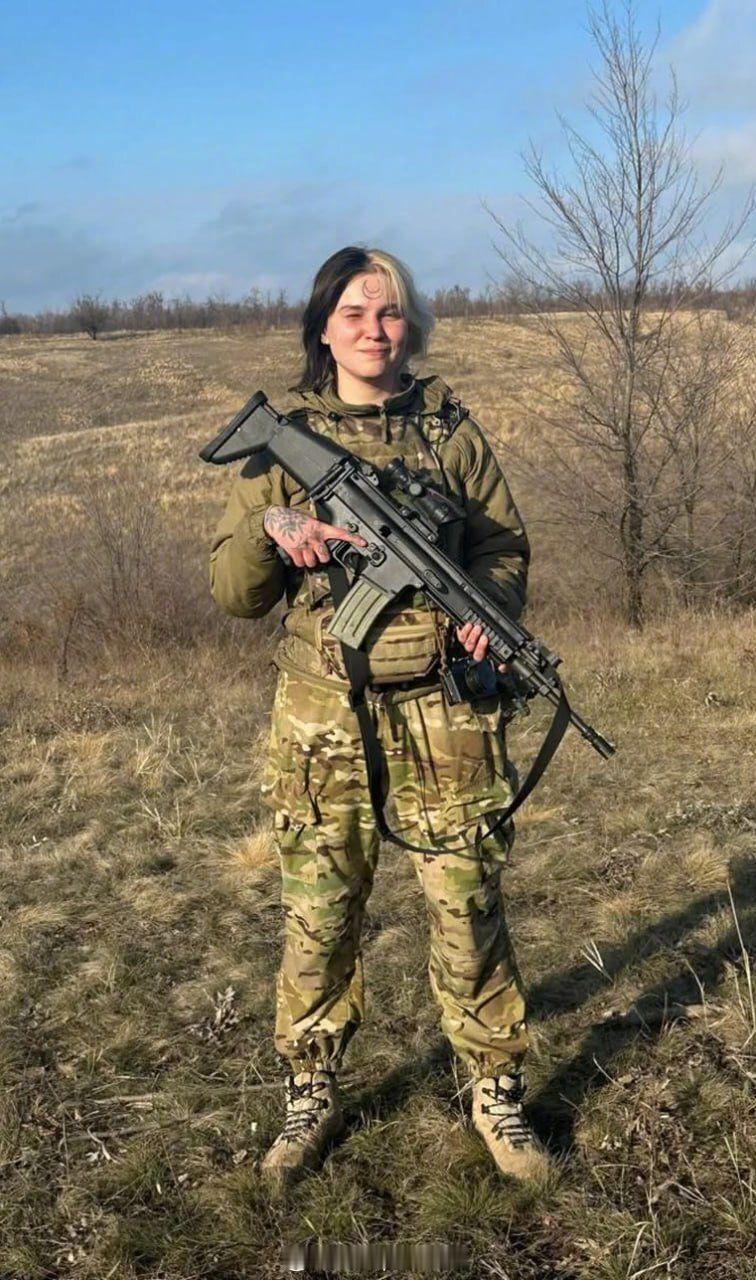 烽火问鼎计划 乌克兰无人机操作员、艺术家兼记者拉娜·“萨蒂”·乔诺霍尔斯卡于 1