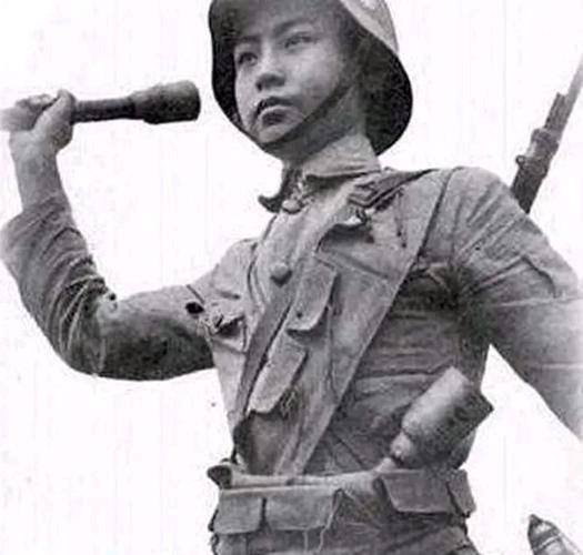 1939年，机枪手曹锡引爆12枚手榴弹，炸死大批日军后，手榴弹已经耗尽，这时，他