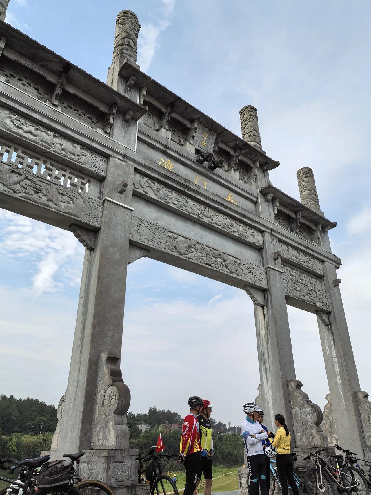 周五决定
不参加周末例骑
34℃炎炎夏日
一百一十公里
且要爬山
——“浮北31