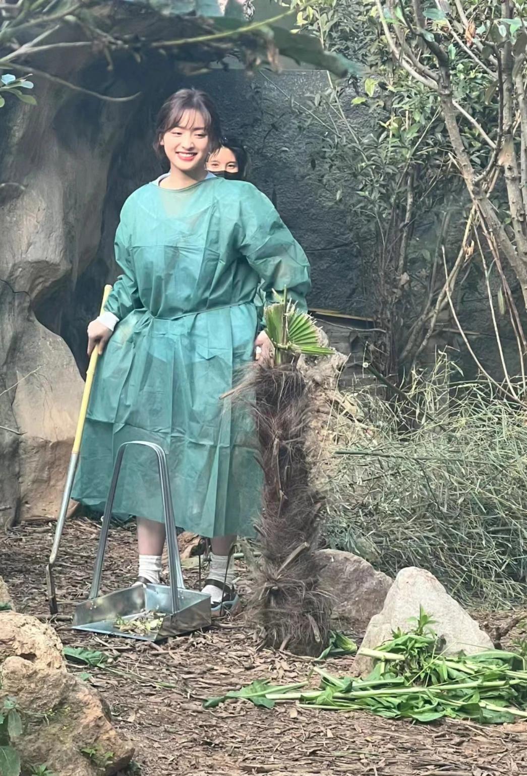 红山动物园偶遇沈月
我不明白为什么有人觉得这姐们普啊
我要是长这样做梦都能笑醒
