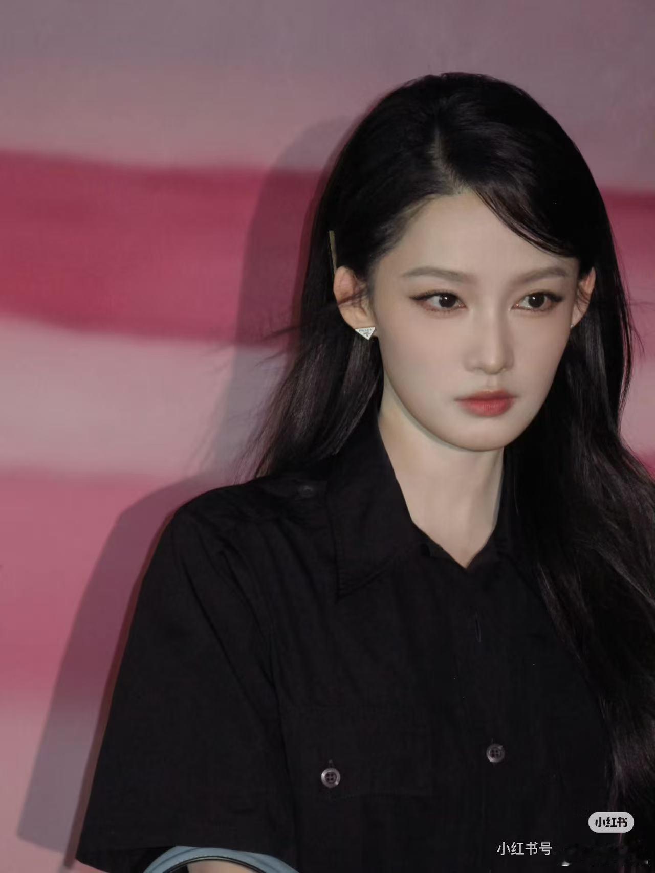 李沁一身干净利落造型亮相Prada活动李沁这次活动真的好看，妆造也很好看，状态也