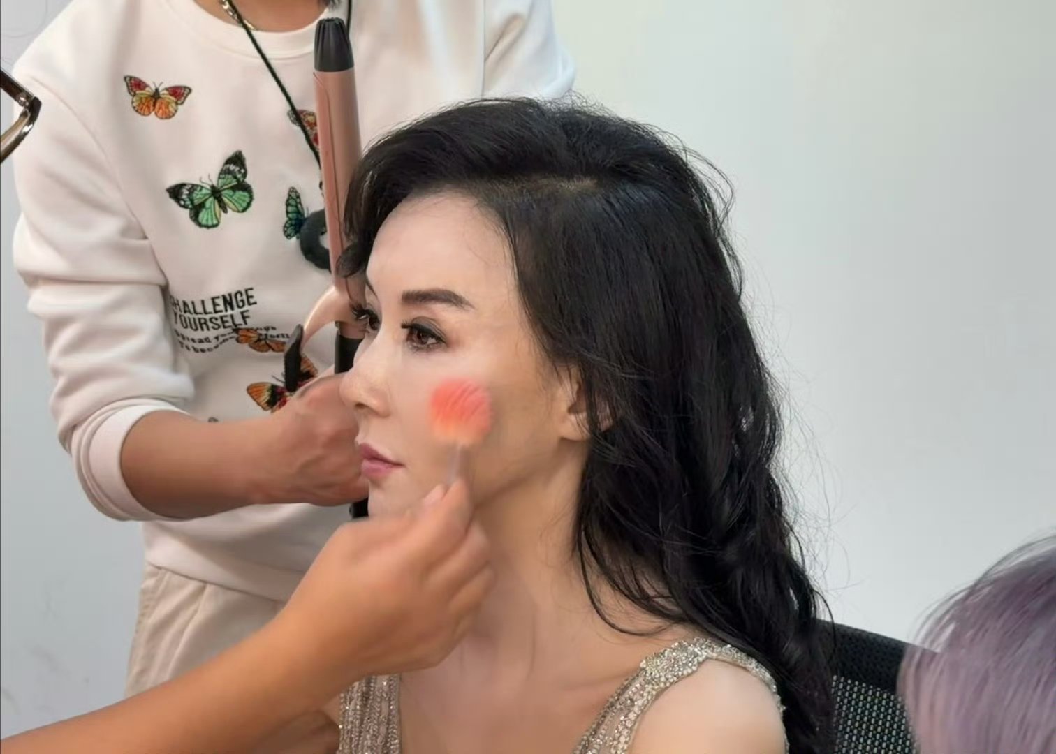 温峥嵘把眉毛印萧蔷手上了谁懂啊!温峥嵘居然把眉毛印萧蔷手上了😂 萧蔷还云淡风轻