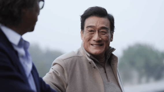 梁家辉曾经靠摆地摊生活 梁家辉人生满是戏剧性。1983年入影视圈，天赋尽显，凭《