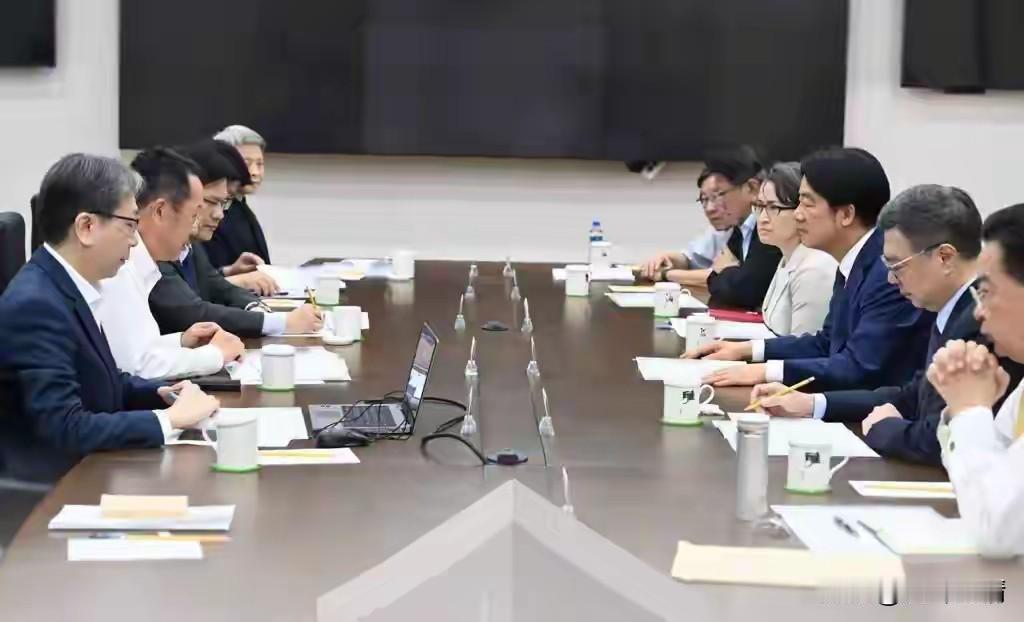 赖清德动手了！台当局要彻查民众拥有大陆身份证！大陆开始反击
 
先说说台当局这波