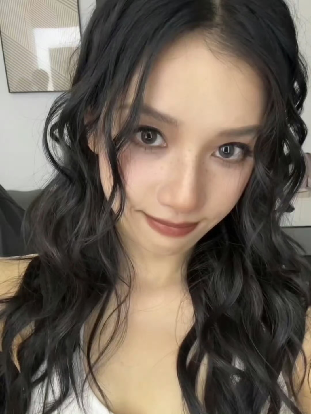 烟熏妆 小雀斑 大波浪 又野又美的张婧仪 ​​​