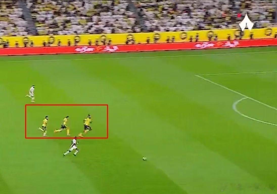 C罗[超话] 今天我们后防的站位一字长蛇阵！！利雅得胜利vs吉达联合 ​​​