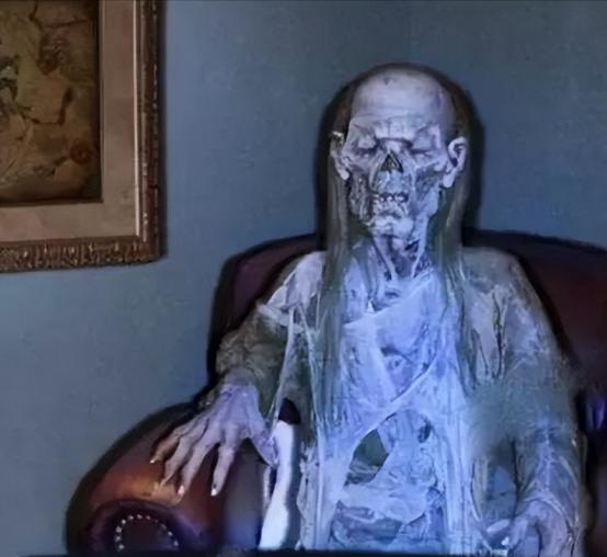 2003年冬天，伦敦一个女人在沙发上断了气。电视机没关，此后七百多天，家中的电视