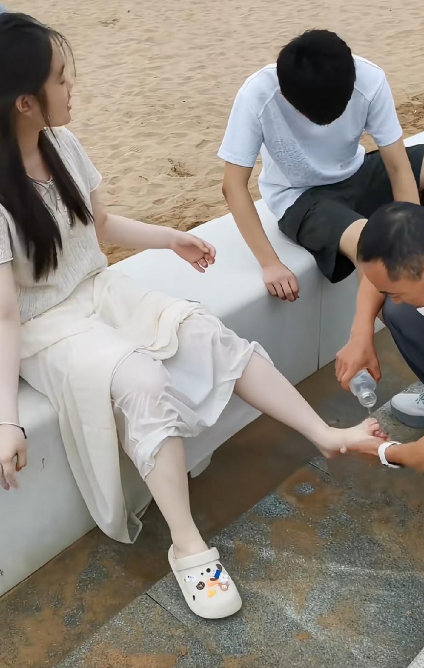 妥妥的女儿奴！这位父亲对女儿的宠溺到了极点，在沙滩上玩的两脚都是，老父亲直接给女