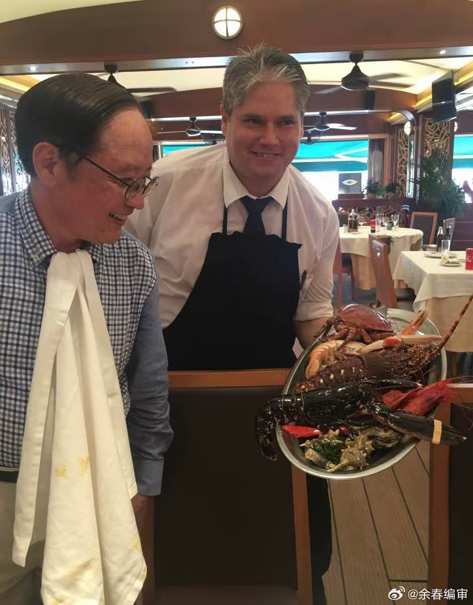 《在广州下馆子：辣椒酱与米饭的“粤式博弈”》在广州饭店落座，我必做的第一件事不是