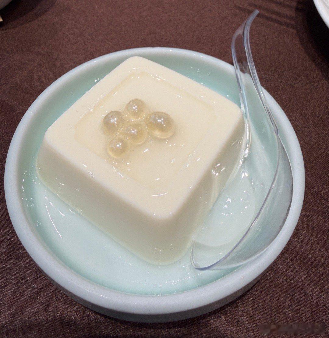 在祖国广州电影呼啸山庄 与电台的老同事们吃完饭，各自归家。看到楼下有家电影院，就