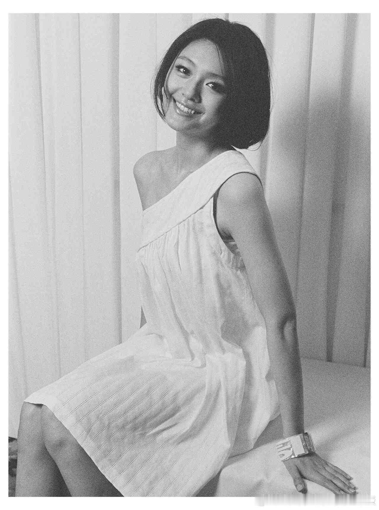 一组尘封18年的大S未发表照片近期由摄影师首次公开，瞬间点燃网络热议，这些200