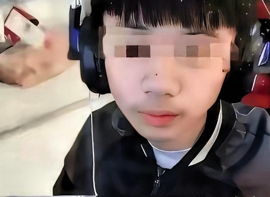 现在后悔都晚了！江西有个12岁的男孩，靠打游戏每个月能赚3万，父母一合计，干脆让