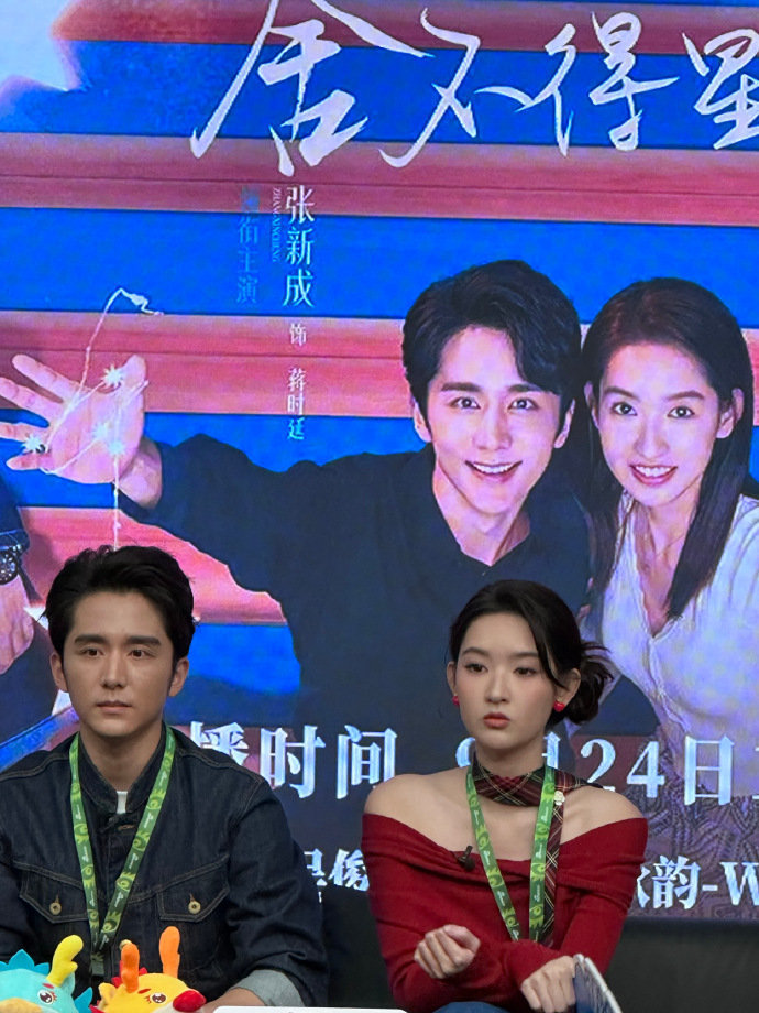 #张新成王玉雯扫楼##张新成王玉雯新浪扫楼# 新浪扫楼，偷偷嘟嘴的王姐，坐等接下